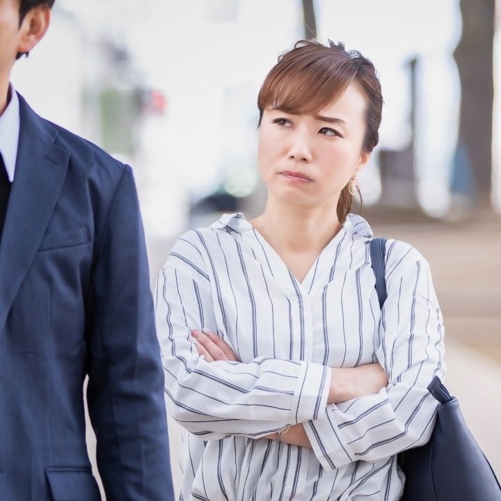 不満が態度に出る「自爆」な人